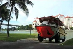 Jalan-Jalan Naik Mobil Amphibi di Singapura