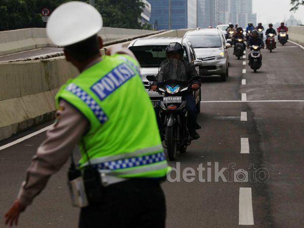Para Bikers Tetap Nekat Masuk JLNT