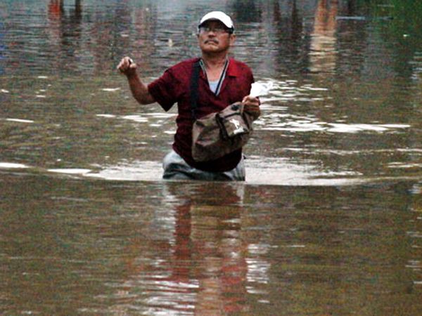 Jalan Jatibening Terendam Banjir