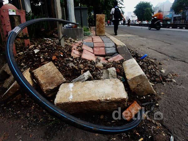 Galian Kabel Rusak Trotoar