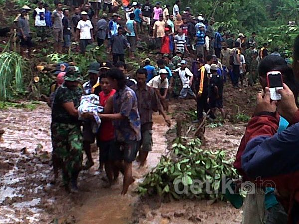 Longsor di Jombang, 7 Orang Tewas