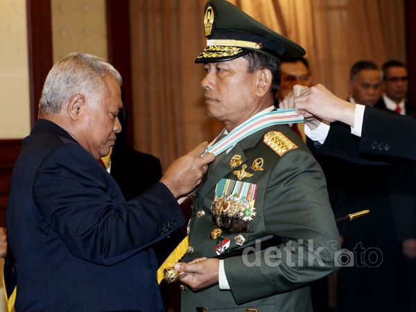 Panglima TNI Raih 3 Tanda Kehormatan