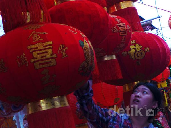 Warga Buru Pernak-pernik Imlek