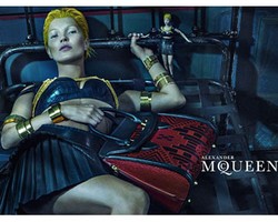 Kate Moss Berambut Kuning dan Pakai Bra Kulit di Kampanye Alexander McQueen