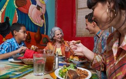 Warung Tradisional Lebih Digemari daripada Restoran Cepat Saji