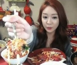 Mejeng di Webcam Sambil Makan, Gadis Cantik Ini Kaya Raya 