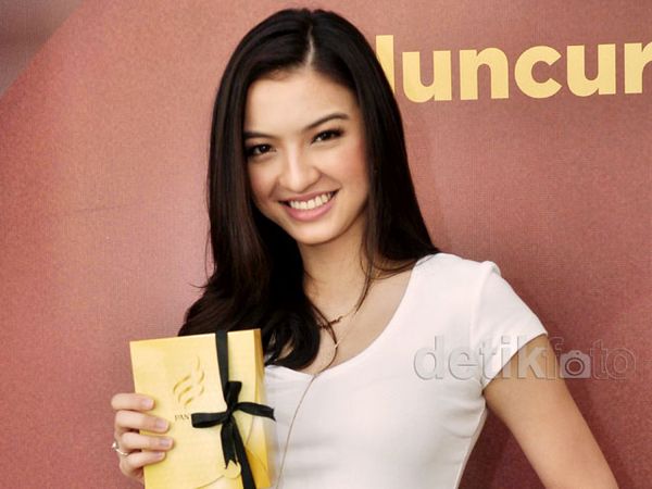 Gaya si Cantik Raline Shah Berkaus Putih