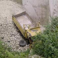 Truk Jatuh dari Perbukitan Kapur Setinggi 60 Meter, Sopir Tewas