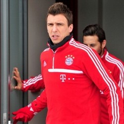 Oliver Kahn Peringatkan Mandzukic