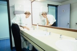 Suka Pakai Handuk Basah dan Kesalahan di Kamar Mandi Lainnya (1)