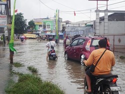 Jalan Bintara Raya Bekasi Banjir, Satu Truk Terjeblos