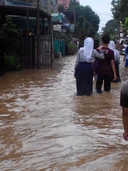 Banjir Melanda Bekasi Barat, Pelajar SMP ini Asyik Wisata Air