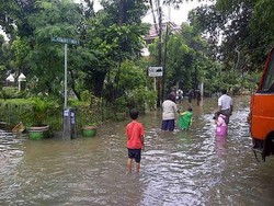 Jalan Duren Bangka Arah Kemang Ditutup Akibat Banjir