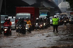 Ini Gaya Pengendara Bertempur Melawan Banjir di Jl Gatot Subroto
