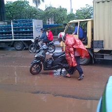 Genangan di Jl DI Panjaitan Hilang, Aspal Jadi Coklat Berlumpur