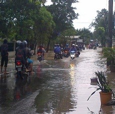 Jalan Meruya Indah Tergenang 40 Cm, Lalin Macet