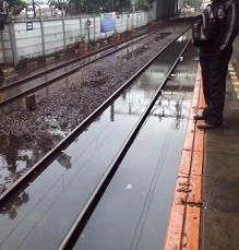 Rel Tergenang, Kereta Tetap Bisa Melintas di Stasiun Tanah Abang