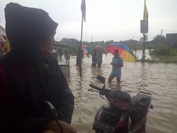 Banjir Sepaha di VIP Bekasi, Banyak Motor Jatuh Terperosok Lubang