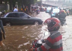 Banjir di Depan Balai Kartini, Lalin Gatsu Arah Kuningan Macet