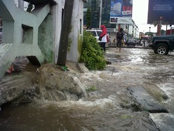 Sungai Ciliwung Meluap, Sepanjang Jl Gunung Sahari Banjir 