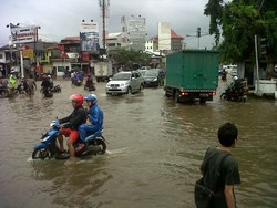 Nekat Terjang Banjir di Jl Gunung Sahari, Puluhan Motor Mogok
