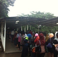 Penumpang Antre Hingga Luar Halte TransJ Ragunan Jaksel