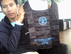 Gelisah Sampah Kantong Plastik, Sano Ciptakan Kantong Pakai Ulang