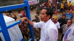 Naik Truk Satpol PP, Jokowi Tinjau Banjir di Pondok Bambu Jaktim