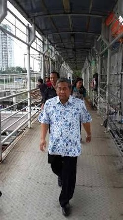 Kena Macet di Sudirman, Mendikbud Turun dari Mobil Dinas dan Jalan Kaki