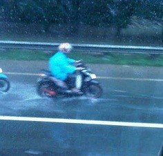 Jalanan Banjir, Motor Masuk ke Tol Cawang