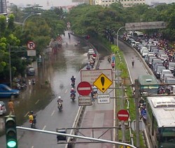 Ini Penampakan Genangan di Ruas Kuningan Arah Tendean, Hati-hati!