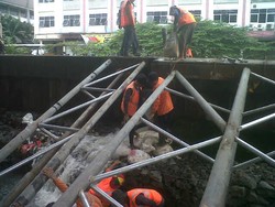 Tanggul Kali Sekretaris Tanjung Duren Jakbar Kembali Jebol