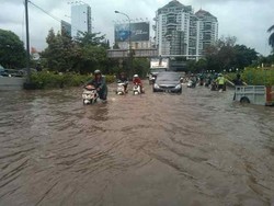 Terobos Banjir 60 Cm Depan Citraland Jakbar, Banyak Motor Berguguran