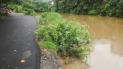  Sungai Ciliwung yang Mengarah ke Istana Negara Hampir Meluap