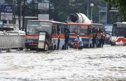 Perjuangan di Tendean Arah Blok M, Pengendara Mesti Melawan Air
