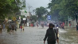  Macet Parah di Ciledug Raya Karena Genangan Air 1 Meter di Ulujami