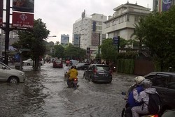 Depan Kemchik Kemang Banjir, Lalin Macet