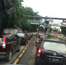 Warung Buncit Jaksel Macet Parah, Mobil Pribadi Masuk Busway