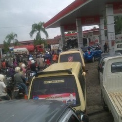 Tembus Banjir, Kawalan Polisi Hingga Sewa Kapal Dilakukan Demi BBM