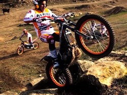 Dani Pedrosa dan Marc Marquez Bermain Tanah