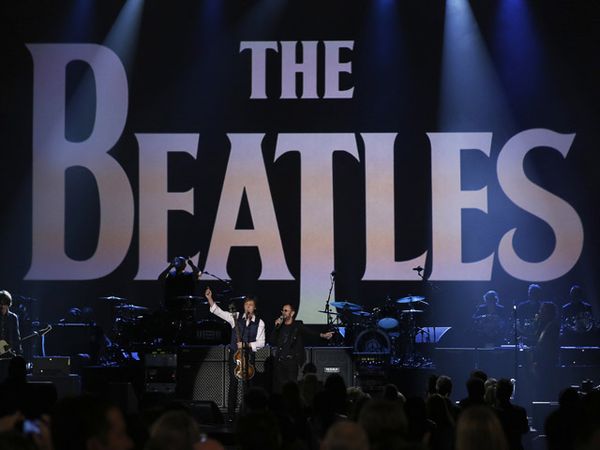 Aksi Panggung Para Musisi di Konser Salute To The Beatles