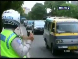 Ditodong Pistol, Puluhan Sopir Angkot Demo