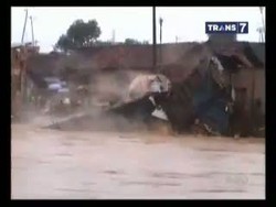 Detik-detik Saat Banjir Bandang Robohkan Puluhan Rumah