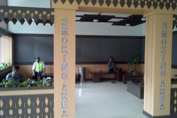 Duh! Banyak yang Merokok Sembarangan di Bandara Halim