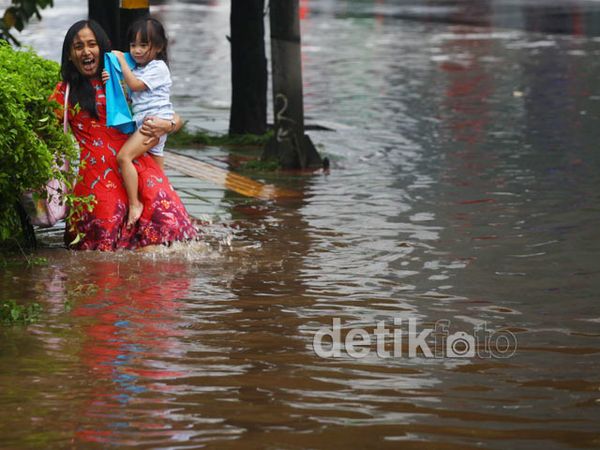 Banjir Rendam Jalan Gatot Subroto