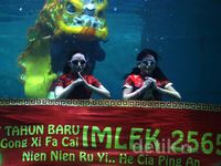 Barongsai Bawah Air Siap Sambut Imlek