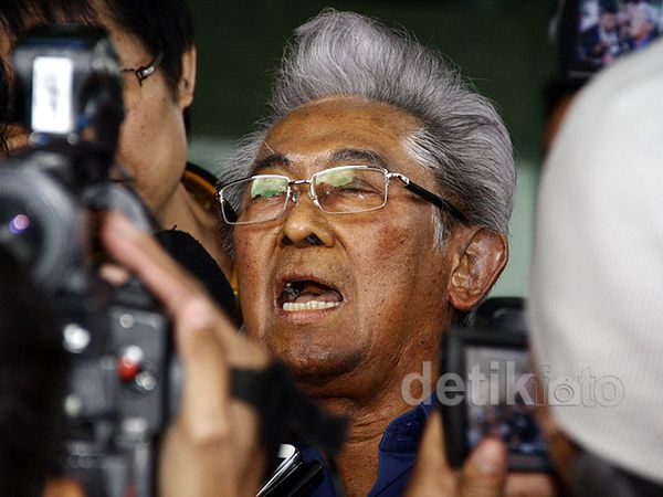 Adnan Buyung Dampingi Anas Jalani Pemeriksaan