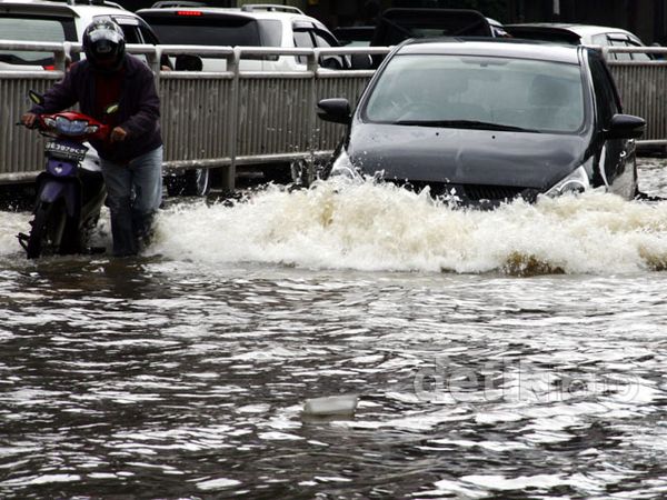 Jalan Tendean Terendam Banjir