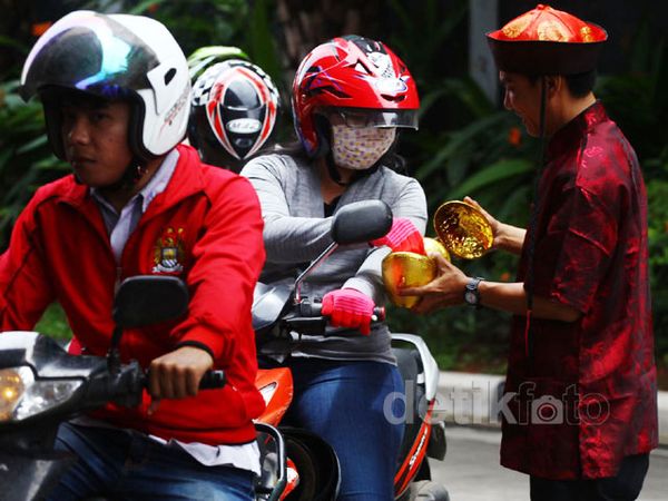 Jelang Imlek, SPBU Ini Bagi-bagi Permen