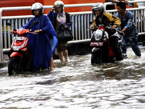 Terobos Banjir, Mobil dan Motor Mogok